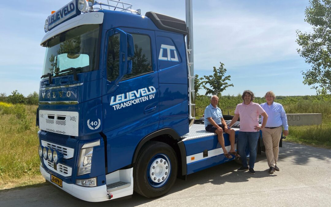 Jubileum van Lelieveld Transporten B.V. extra bijzonder door levering “oldskool” Volvo-truck