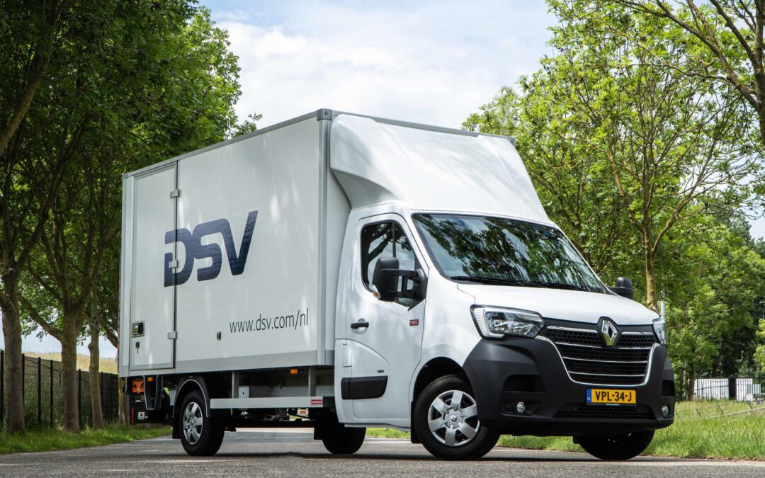 DSV zet steppen in duurzaamheid met eerste Renault Trucks E-Tech Master chassis cabine