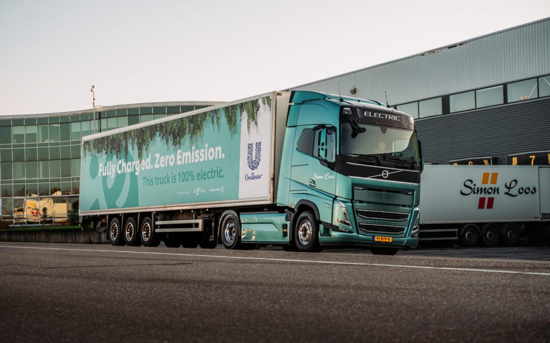 Eerste elektrische Volvo FH rolt van de band voor Nederland – Unilever en Simon Loos stellen hem in gebruik