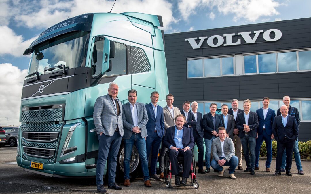 Volvo Trucks Nederland en haar dealers tekenen nieuw dealercontract dat de toekomst van beide bedrijven versterkt