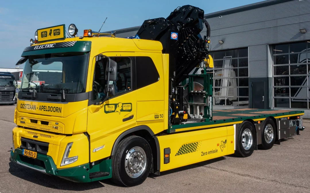 Eerste elektrische bouwtruck met zware autolaadkraan voor Kisjes Transport